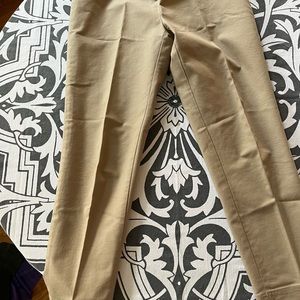 Beautiful Ellen Tracy flat front size 4 pants. So flattering